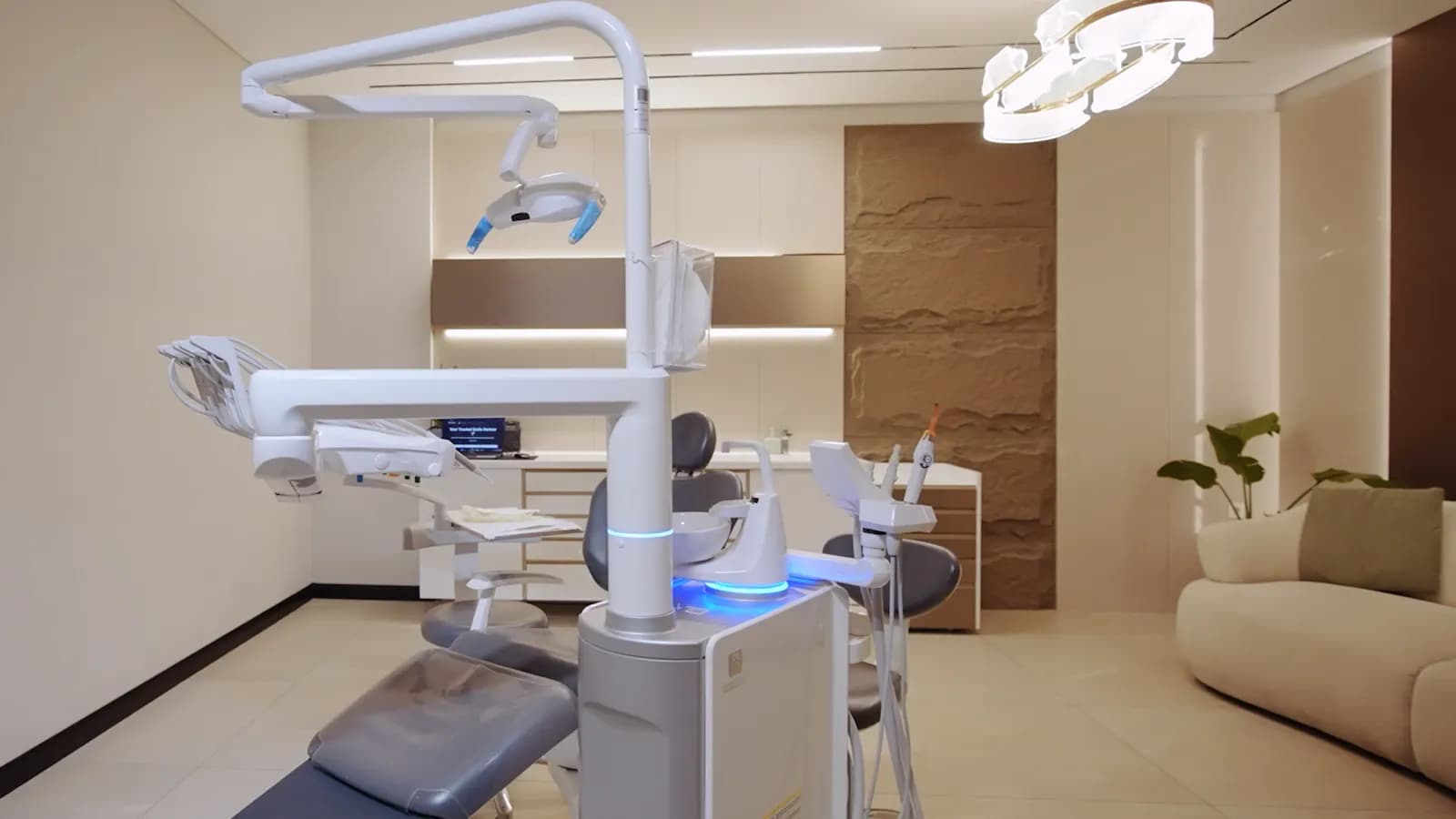 A treatment room with a sofa for guests at the BM Turkiye clinic